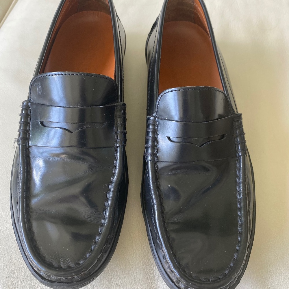 TOD’S // Gommino black semi-gloss leather driving/penny loafers Vibram lug soles